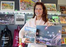 Bild: Petra BrabÃ¤nder, Leiterin der Tourist Information, mit der Auswahl an neuen vorweihnachtlichen Oberhausen-Artikeln