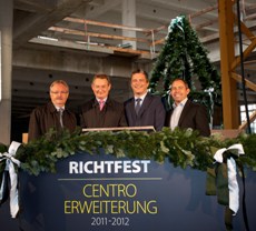 Bild:            Richtfest am CentrO mit OberbÃ¼rgermeister Klaus Wehling, Burkhard Schmidt (Zechbau), CentrO-GeschÃ¤ftsfÃ¼hrer, Frank PÃ¶stges-Pragal und Investor Paul D. Healey. (Foto: CentrO)                              