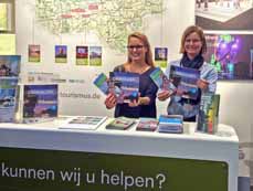 Bild: Auf der â€žVakantiebeursâ€œ in Utrecht: Heike Paschetag (r.) und Stefanie ThÃ¶nissen von der TMO prÃ¤sentieren das neue Oberhausener Reisemagazin. 