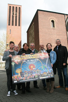 Bild: 		Das neue Kirmesplakat wurde vor St. Clemens in Sterkrade vorgestellt. (Foto: Stadt Oberhausen)			                    					                    