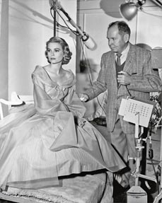 Bild: Grace Kelly und der Fotograf Clarence Sinclair Bull in den Metro-Goldwyn-Mayer-Studios, Culver City, fotografiert von Virgil Apger, 1956. (John Kobal Foundation)				                    					                    