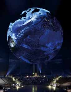 Bild: Mehr als eine halbe Millionen Menschen umrundeten die Erde im Gasometer. (Foto: Machoczek)
