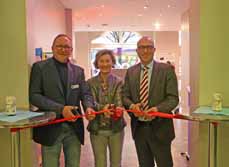 Bild: Hajo Mattheis, Dr. Gesa Reisz und Apostolos Tsalastras (v. li.) erÃ¶ffneten das Lernzentrum. (Foto: Stadt Oberhausen)