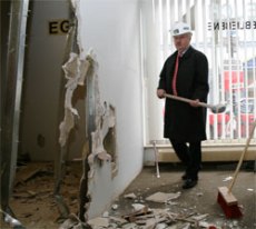 Bild: Mit dem Abriss einer Trennwand gab OberbÃ¼rgermeister Wehling den Auftakt zum Umbau fÃ¼r das kÃ¼nftige 