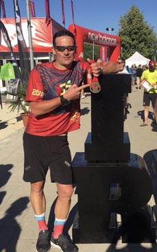 Bild: 					                    					                    Feuerwehrmann Sven Storm prÃ¤sentiert hier stolz seine Triathlon-Medaille. (Foto: Feuerwehr)					                    					                    