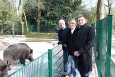 Bild: Die Chefin des Tiergeheges, Dr. Annette Perrey, Stefan Zimkeit (li.) und Horst Kalthoff. (Foto: OGM GmbH) 