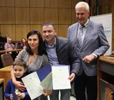 Bild: Auch Elena, Constantin und David Cotora (4) erhielten von BÃ¼rgermeister Klaus-Dieter Bross (re.) eine Urkunde. (Foto: Stadt Oberhausen)					                    