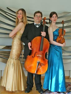 Bild: Das Klaviertrio WÃ¼rzburg, v.li.: Karla-Maria Cording, Peer-Christoph Pulc und Katharina Cording. (Foto: Trio WÃ¼rzburg)				                    					                    