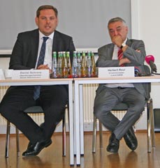 Bild: 					                    			OberbÃ¼rgermeister Daniel Schranz (li.) und Landesinnenminister Herbert Reul. (Foto: Stadt Oberhausen)		                    					                    					                    