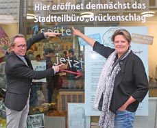 Bild: 		Uwe Wilzewski vom StadtteilbÃ¼ro und die Beigeordnete Sabine Lauxen weisen auf den Wechsel hin. (Foto: Stadt Oberhausen)			                    					                    