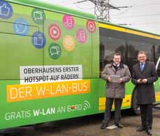 Bild: Thomas Goetzenich (Projektleiter) und Werner Overkamp (Stoag-GeschÃ¤ftsfÃ¼hrer) vor dem WLAN-Bus. (Foto: Stoag) 