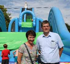 Bild: Die Beigeordnete Elke MÃ¼nich und Martin Glowka, Leiter der Ferienspiele, vor der Wasserrutsche im Zentrum Altenberg (Foto: Stadt Oberhausen)