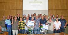 Bild: Umweltdezernentin Sabine Lauxen (5. v. li.) prÃ¤sentierte mit den Gewinner-Teams im Ratssaal das Rekordergebnis. (Foto: Stadt Oberhausen) 