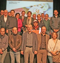 Bild: Dezernentin Sabine Lauxen (oben Mitte) mit Akteuren der Sauberkeitskampagne. (Foto: Stadt Oberhausen)			                    					                    