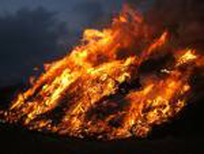 Bild: Die Feuerstelle selbst muss sich auf einem feuerfesten Untergrund befinden.