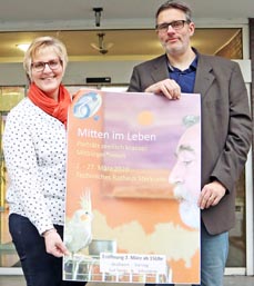 Bild: Andrea Kreischer und Christian Sauter, beide vom stÃ¤dtischen Gesundheitsbereich, prÃ¤sentieren das Plakat zur Ausstellung. (Foto: Stadt Oberhausen)				                    					                    