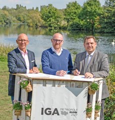 Bild: Die drei OberbÃ¼rgermeister (v.li.) Ulrich Scholten (MÃ¼lheim), SÃ¶ren Link (Duisburg) und Daniel Schranz (Oberhausen) bekrÃ¤ftigen die Zusammenarbeit der StÃ¤dte bei der IGA 2027. (Foto: Walter Schernstein)		                    					                    