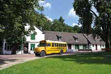 Bild: Der US-Schoolbus parkt hier gerade vor der St. Antony-HÃ¼tte. (Foto: OWT GmbH)