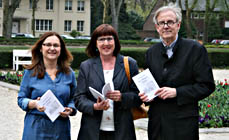 Bild: Autorin Paola Malgeri Knaup (Mitte) mit Desbina Kallinikidou (BÃ¼ro fÃ¼r Interkultur) und Verleger Wilhelm Kurze. (Foto: Stadt Oberhausen)
