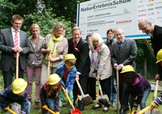 Bild:                   Erster Spatenstich fÃ¼r die NaturErlebnisSchule im Tiergehege-Kaisergarten. (Foto: Stadt Oberhausen)                      