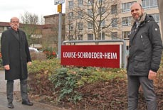 Bild: ASO-GeschÃ¤ftsfÃ¼hrer Udo Spiecker (li.) und evo-Vertriebsleiter Gregor Sieveneck vor der Senioreneinrichtung an der SiepenstraÃŸe. (Foto: evo)