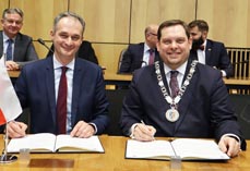 Bild: Maciej Gramatyka (Stellv. StadtprÃ¤sident) und OberbÃ¼rgermeister Daniel Schranz	(re.) unterzeichneten die Partnerschaftsvereinbarung. (Foto: Stadt Oberhausen) 				                    					                    