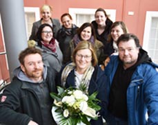 Bild: Direktorin Dr. Christine Vogt (hinten links) begrÃ¼ÃŸte Ingrid Omers (vorne Mitte) mit ihren Kollegen und Kolleginnen. (Foto: Ludwiggalerie)       					                    					                    