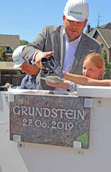 Bild: OberbÃ¼rgermeister Daniel Schranz legt den ersten Stein. (Foto: Stadt Oberhausen)