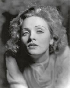 Bild: Marlene Dietrich, fotografiert von Eugene Robert Richee fÃ¼r den Film Marokko, 1930, Paramount Pictures (Â© John Kobal Foundation)			                    					                    
