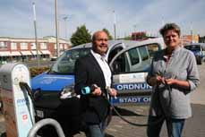 Bild: Die Beigeordneten Sabine Lauxen und Frank Motschull mit einem der vier E-Autos des Kommunalen Ordnungsdienstes. (Foto: Stadt Oberhausen)