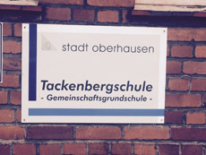 Bild: 			Die ehemalige Tackenbergschule wird vorÃ¼bergehend als Notunterkunft genutzt. (Foto: Stadt Oberhausen) 		                    					                    