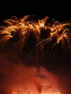 Bild: Feuerwerk Sterne, Kometen und Lichtblitze erleuchten den OLGA-Park