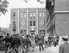 Bild: Eine Aufnahme aus der NS-Zeit: das mit Hakenkreuzfahnen beflaggte Rathaus. (Foto: Stadtarchiv)				                    					                    