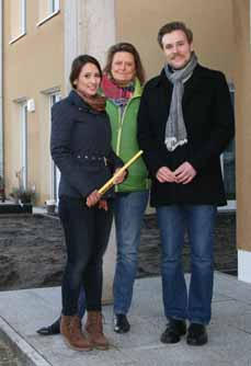 Bild: Samaneh Naseri, Sabine Lauxen und Christian Wittpahl (v. li.) vor der Klimaschutzsiedlung in Schmachtendorf. (Foto: Stadt Oberhausen)